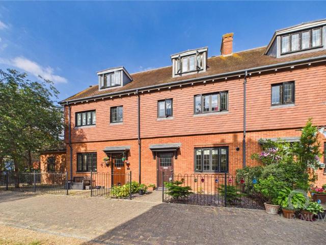 5 bedroom terraced house for sale