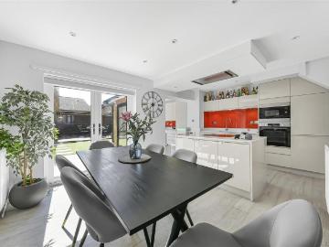 5 bedroom terraced house for sale