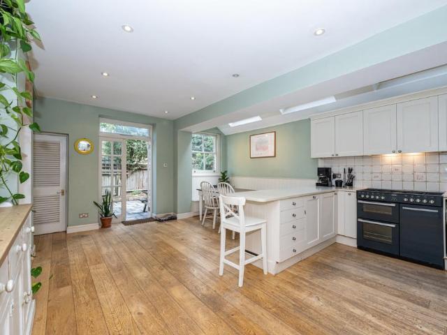5 bedroom terraced house for sale