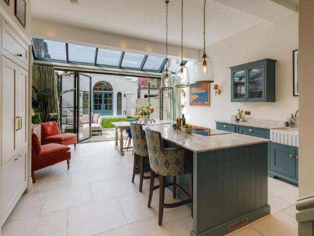 5 bedroom terraced house for sale