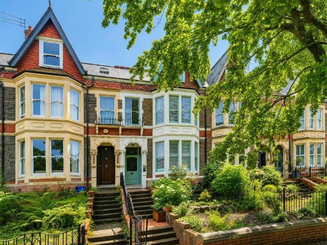 5 bedroom terraced house for sale