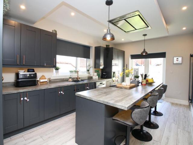 5 bedroom terraced house for sale