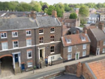 5 bedroom terraced house for sale