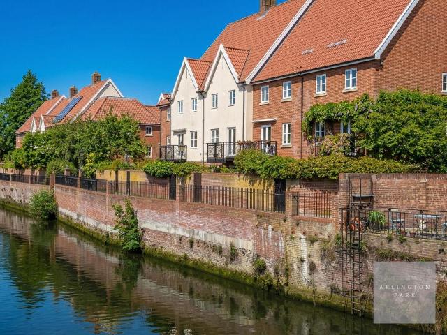 5 bedroom terraced house for sale