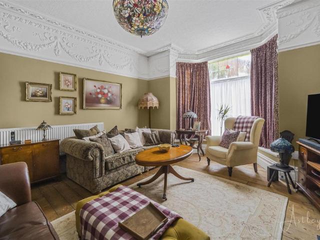 5 bedroom terraced house for sale