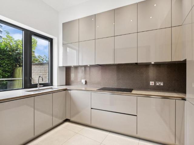 5 bedroom terraced house for sale
