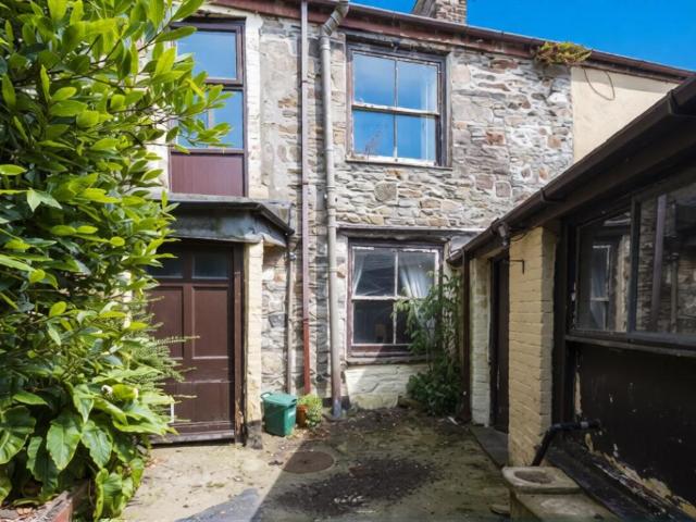 5 bedroom terraced house for sale