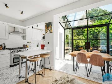 5 bedroom terraced house for sale