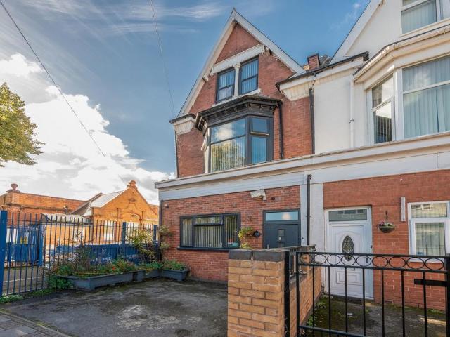 5 bedroom terraced house for sale