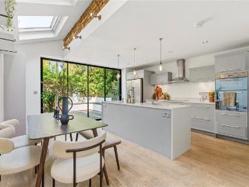 5 bedroom terraced house for sale