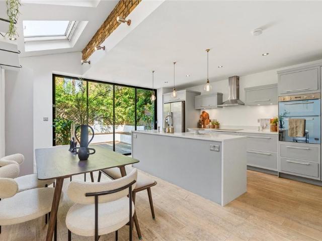 5 bedroom terraced house for sale