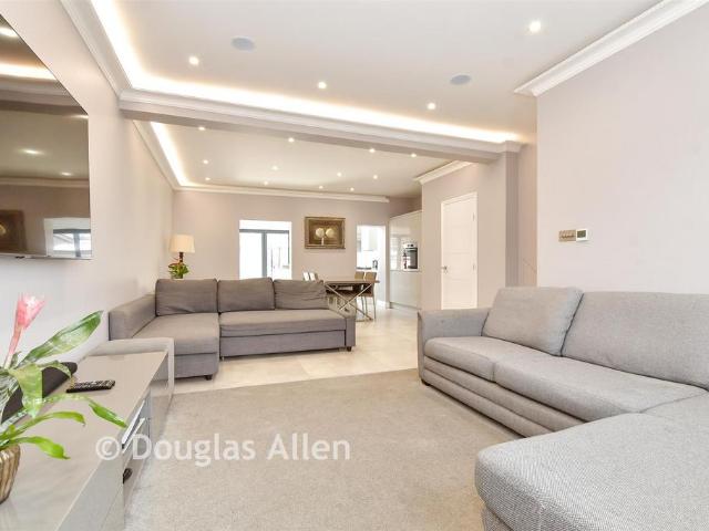 5 bedroom terraced house for sale