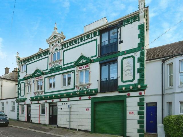5 bedroom terraced house for sale
