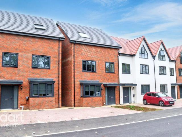 5 bedroom terraced house for sale