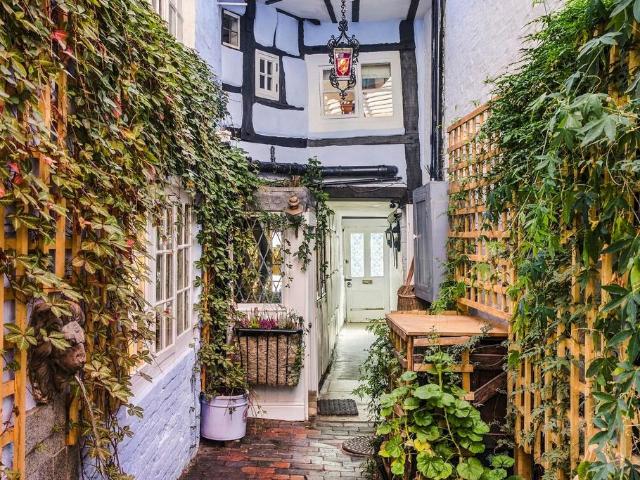 5 bedroom terraced house for sale