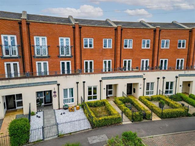 5 bedroom terraced house for sale