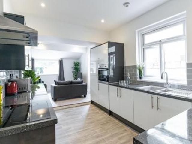 5 bedroom Terraced House To Let