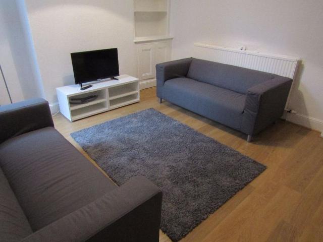 5 bedroom terraced house to rent