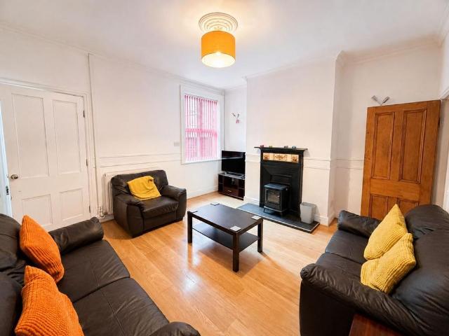 5 bedroom terraced house to rent