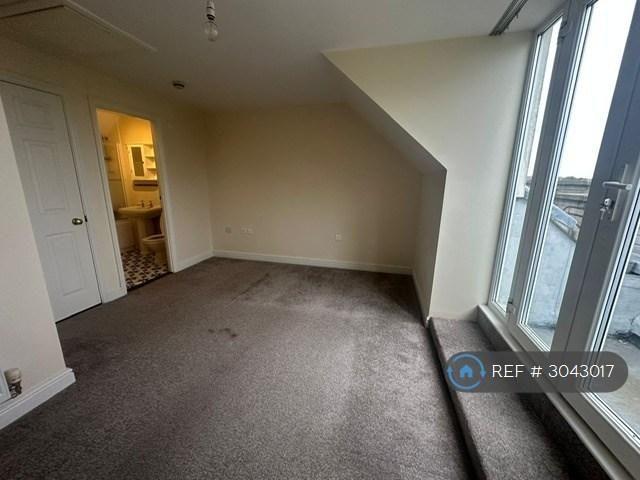 5 bedroom terraced house to rent