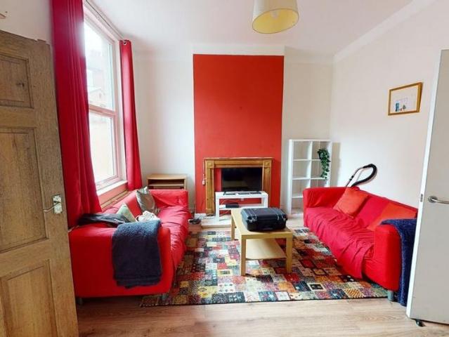5 bedroom terraced house to rent