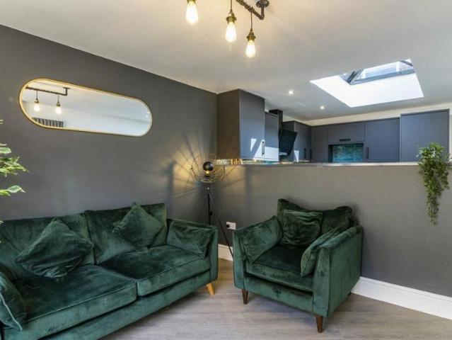 5 bedroom terraced house to rent