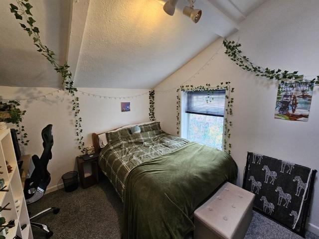 5 bedroom terraced house to rent