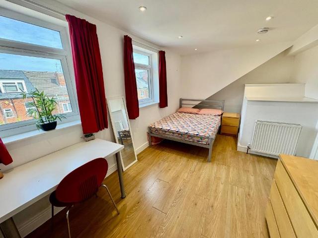 5 bedroom terraced house to rent
