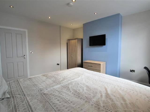 5 bedroom terraced house to rent