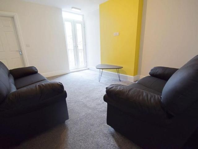5 bedroom terraced house to rent