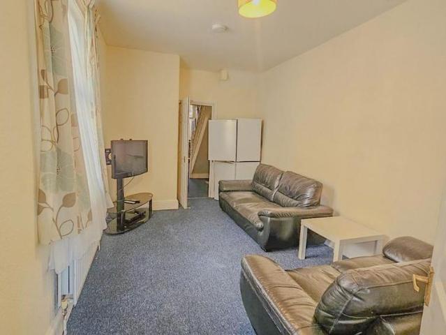 5 bedroom terraced house to rent