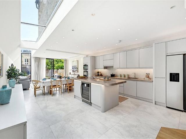 5 bedroom terraced house to rent