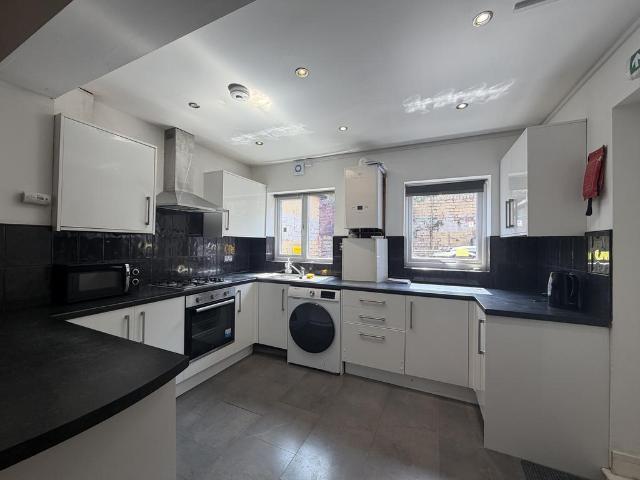 5 bedroom terraced house to rent