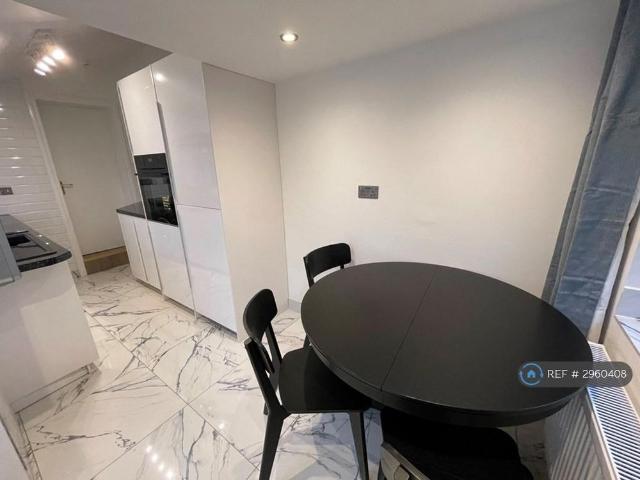 5 bedroom terraced house to rent