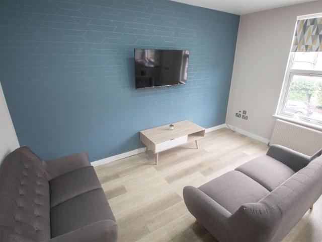 5 bedroom terraced house to rent