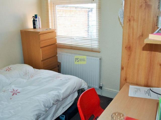 5 bedroom terraced house to rent