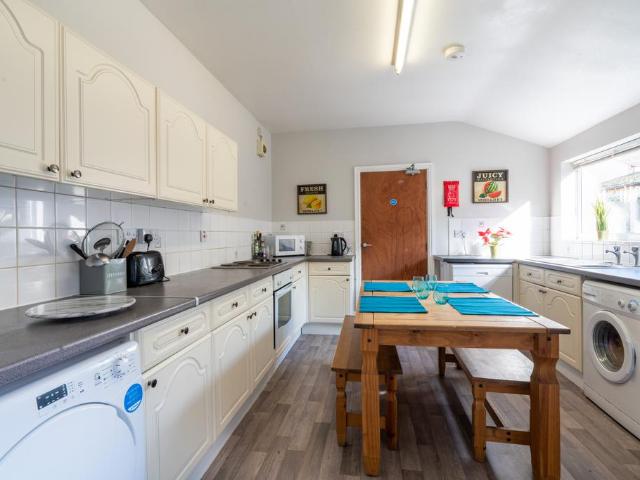 5 bedroom terraced house to rent