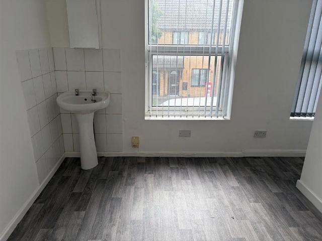 5 bedroom terraced house to rent