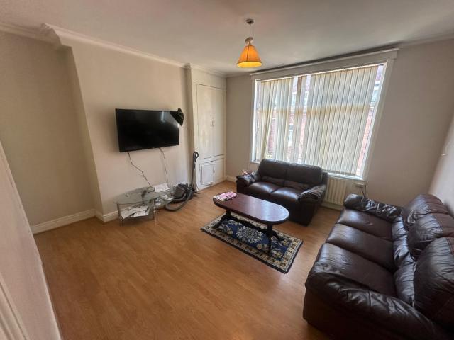5 bedroom terraced house to rent