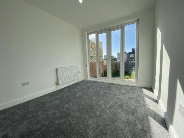 5 bedroom terraced house to rent