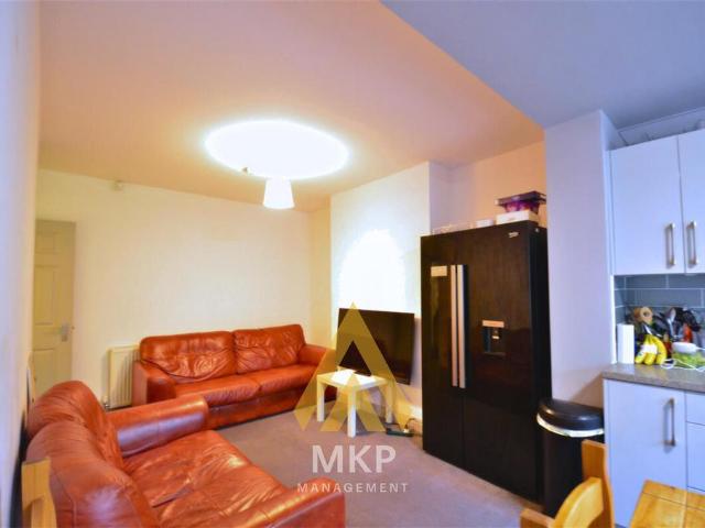 5 bedroom terraced house to rent