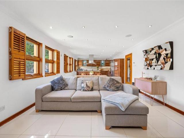 5 bedroom terraced house to rent