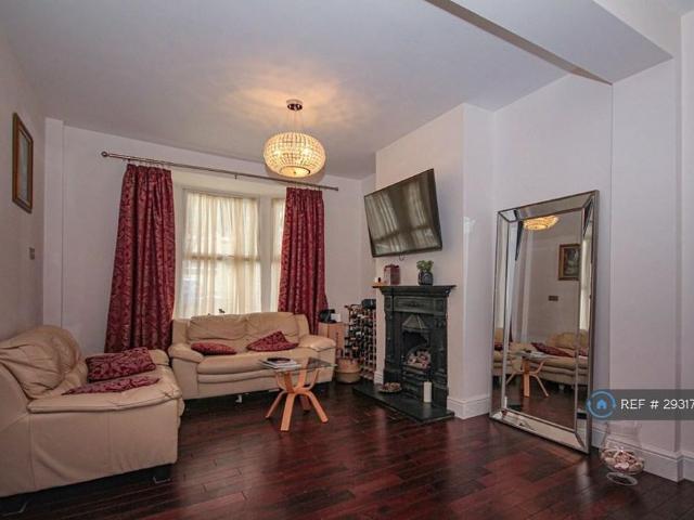 5 bedroom terraced house to rent