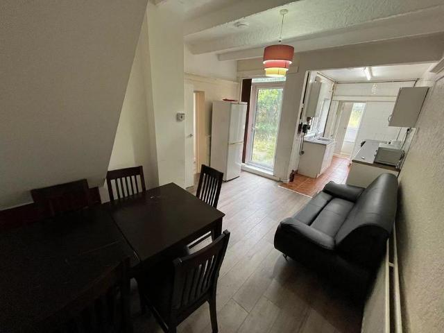 5 bedroom terraced house to rent