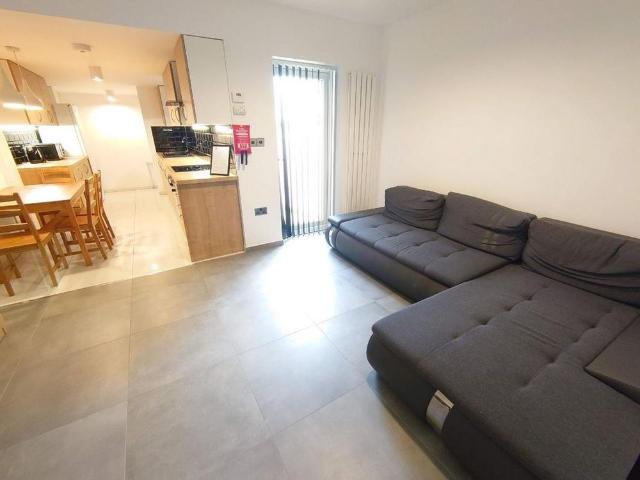 5 bedroom terraced house to rent