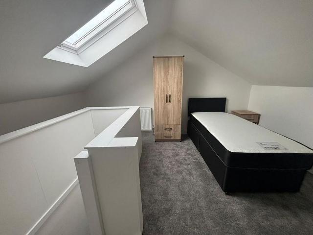 5 bedroom terraced house to rent