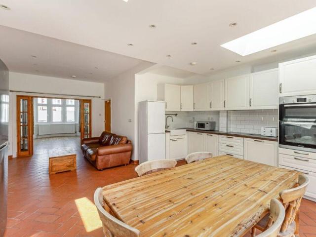 5 bedroom terraced house to rent