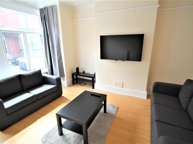 5 bedroom terraced house to rent