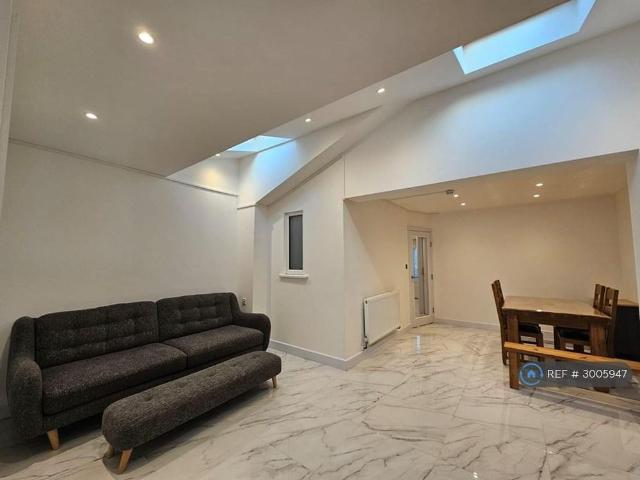 5 bedroom terraced house to rent