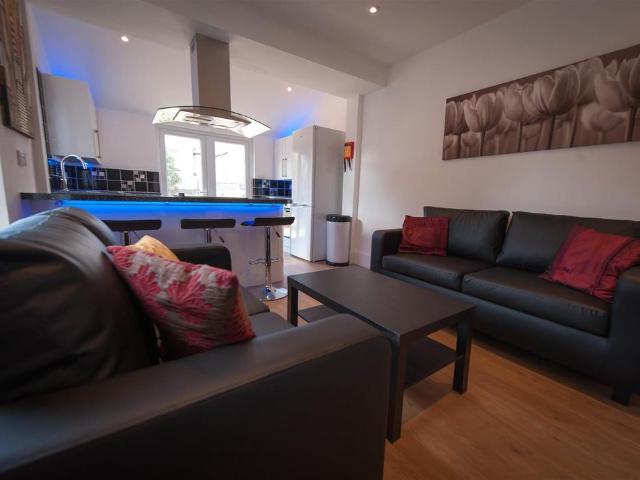 5 bedroom terraced house to rent